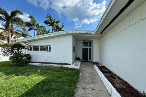 House in Treasure Island, Florida 2 bedrooms, 175.77 sq.m. № 1805332 - photo 12