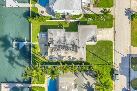 House in Treasure Island, Florida 2 bedrooms, 175.77 sq.m. № 1805332 - photo 2