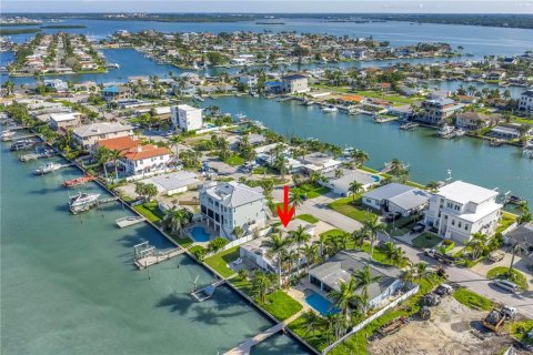 House in Treasure Island, Florida 2 bedrooms, 175.77 sq.m. № 1805332 - photo 1