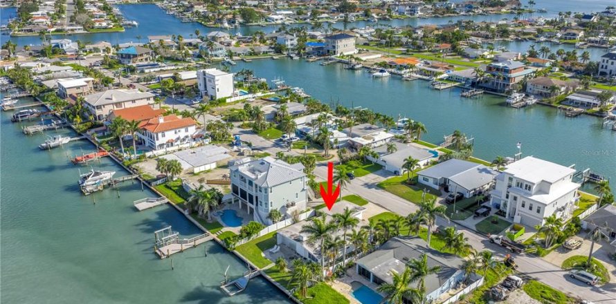 House in Treasure Island, Florida 2 bedrooms, 175.77 sq.m. № 1805332
