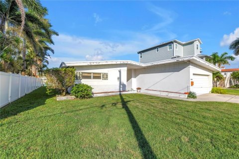 House in Treasure Island, Florida 2 bedrooms, 175.77 sq.m. № 1805332 - photo 13