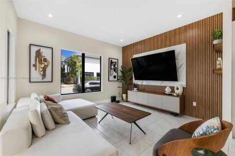 House in Doral, Florida 3 bedrooms, 200.48 sq.m. № 1939487 - photo 20