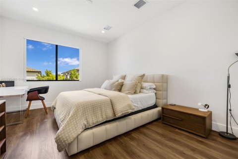 House in Doral, Florida 3 bedrooms, 200.48 sq.m. № 1939487 - photo 27