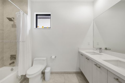 House in Doral, Florida 3 bedrooms, 200.48 sq.m. № 1939487 - photo 30