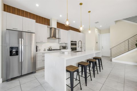 House in Doral, Florida 3 bedrooms, 200.48 sq.m. № 1939487 - photo 11