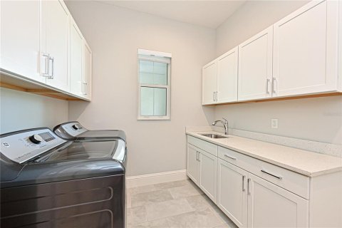 House in Lakewood Ranch, Florida 5 bedrooms, 349.96 sq.m. № 1791816 - photo 17