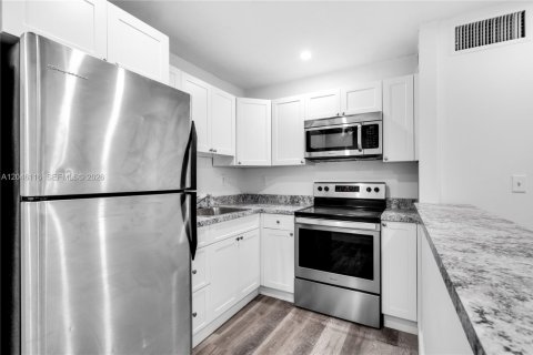 Appartement à louer à Miami, Floride: 3 chambres, 60.39 m2 № 2172967 - photo 2
