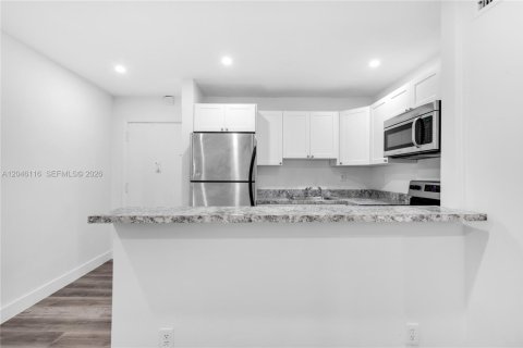 Appartement à louer à Miami, Floride: 3 chambres, 60.39 m2 № 2172967 - photo 4