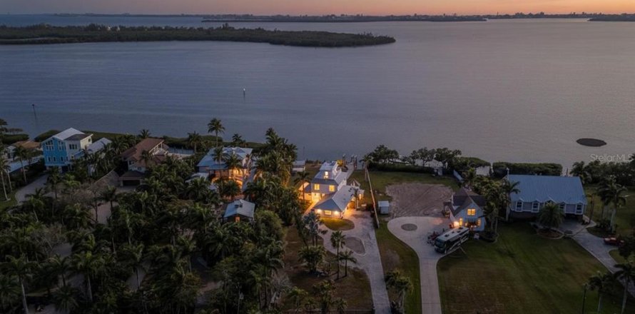 Casa en Bradenton, Florida 4 dormitorios, 235.69 m2 № 2204465