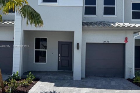 Дом в Пемброк-Пайнс, Флорида 3 спальни, 166.02м2 № 2035007