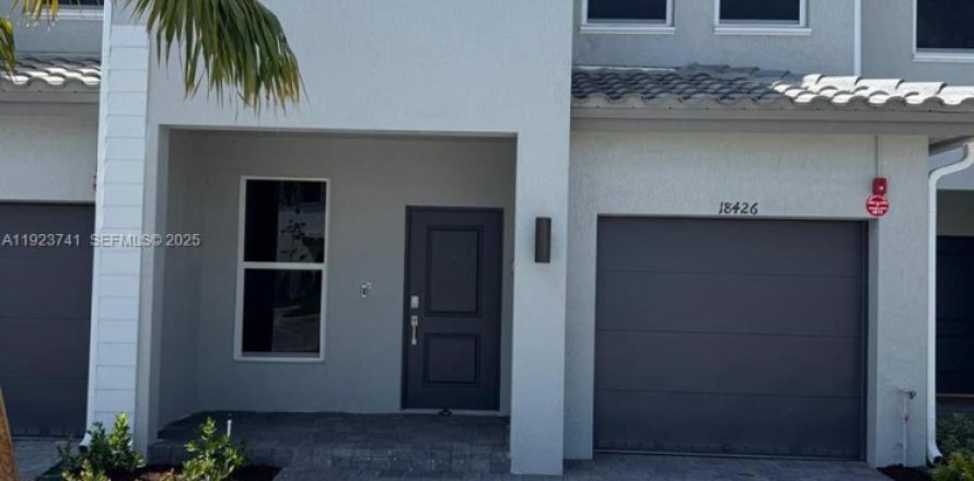 Дом в Пемброк-Пайнс, Флорида 3 спальни, 166.02м2 № 2035007