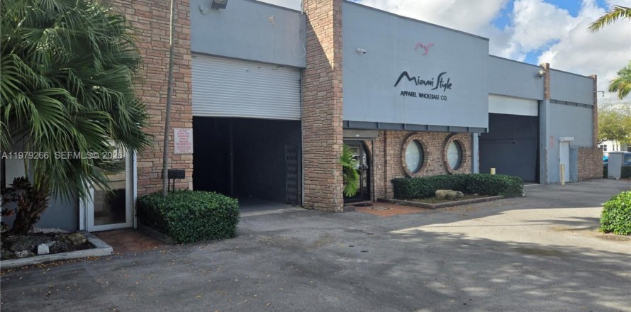 Коммерческая недвижимость в Майами, Флорида № 2050046