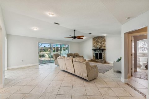 House in Port Richey, Florida 2 bedrooms, 163.69 sq.m. № 2120353 - photo 9