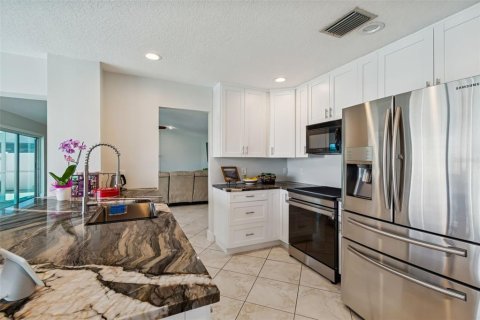 House in Port Richey, Florida 2 bedrooms, 163.69 sq.m. № 2120353 - photo 14