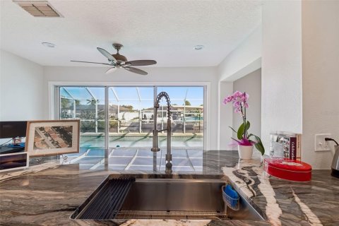 House in Port Richey, Florida 2 bedrooms, 163.69 sq.m. № 2120353 - photo 13