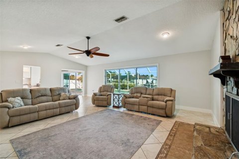 House in Port Richey, Florida 2 bedrooms, 163.69 sq.m. № 2120353 - photo 8