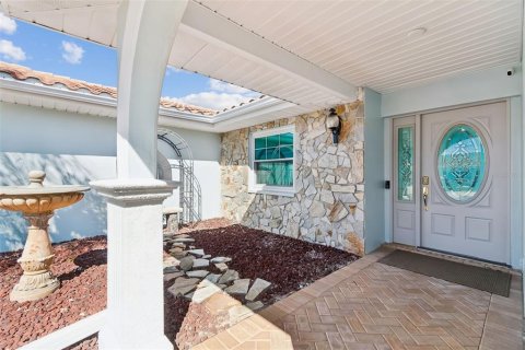 House in Port Richey, Florida 2 bedrooms, 163.69 sq.m. № 2120353 - photo 5