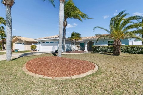 House in Port Richey, Florida 2 bedrooms, 163.69 sq.m. № 2120353 - photo 2