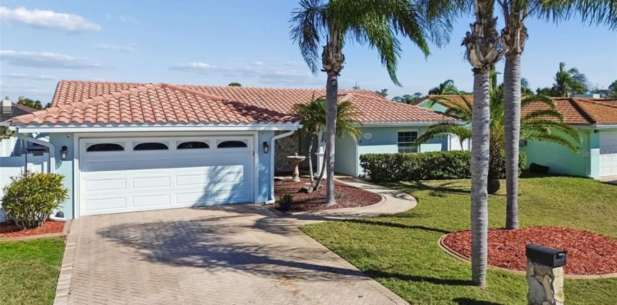 House in Port Richey, Florida 2 bedrooms, 163.69 sq.m. № 2120353