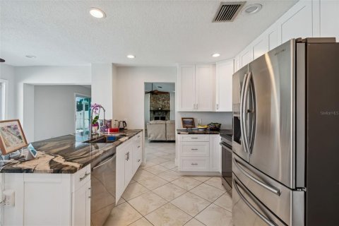 House in Port Richey, Florida 2 bedrooms, 163.69 sq.m. № 2120353 - photo 17