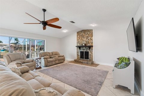 House in Port Richey, Florida 2 bedrooms, 163.69 sq.m. № 2120353 - photo 6