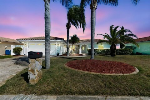 House in Port Richey, Florida 2 bedrooms, 163.69 sq.m. № 2120353 - photo 3