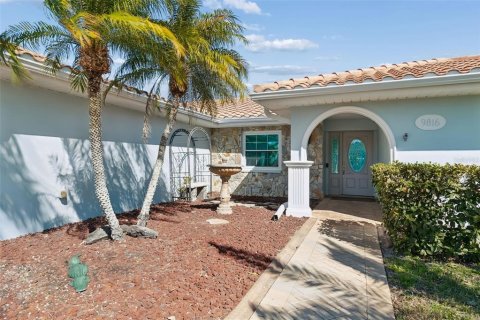 House in Port Richey, Florida 2 bedrooms, 163.69 sq.m. № 2120353 - photo 4