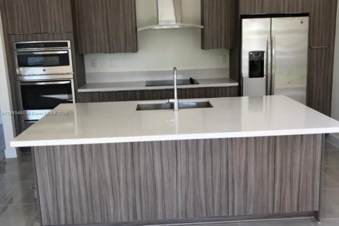 House in Miami Lakes, Florida 4 bedrooms, 264.49 sq.m. № 1949267 - photo 5
