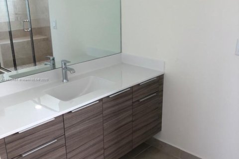 House in Miami Lakes, Florida 4 bedrooms, 264.49 sq.m. № 1949267 - photo 12