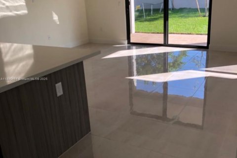 House in Miami Lakes, Florida 4 bedrooms, 264.49 sq.m. № 1949267 - photo 8