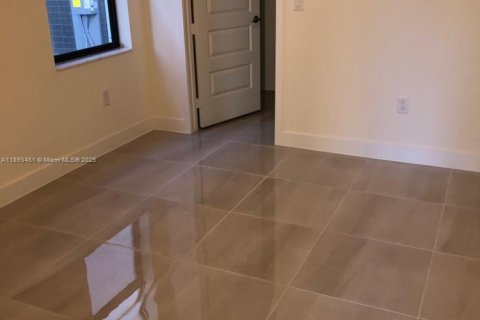 House in Miami Lakes, Florida 4 bedrooms, 264.49 sq.m. № 1949267 - photo 10