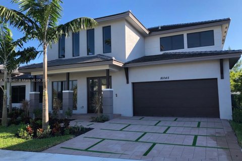 House in Miami Lakes, Florida 4 bedrooms, 264.49 sq.m. № 1949267 - photo 1