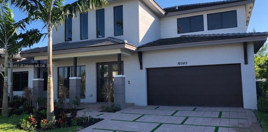 House in Miami Lakes, Florida 4 bedrooms, 264.49 sq.m. № 1949267