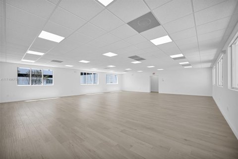 Propiedad comercial en venta en Miami, Florida № 1983252 - foto 30