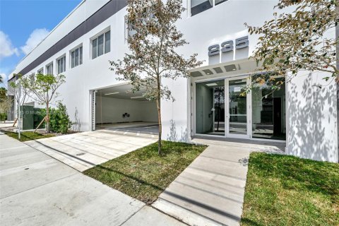 Propiedad comercial en venta en Miami, Florida № 1983252 - foto 9