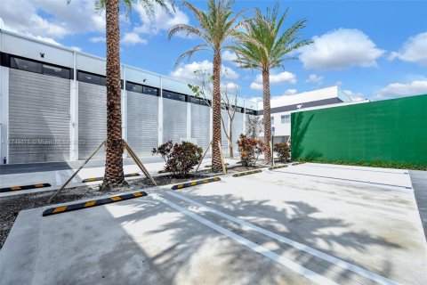 Propiedad comercial en venta en Miami, Florida № 1983252 - foto 13