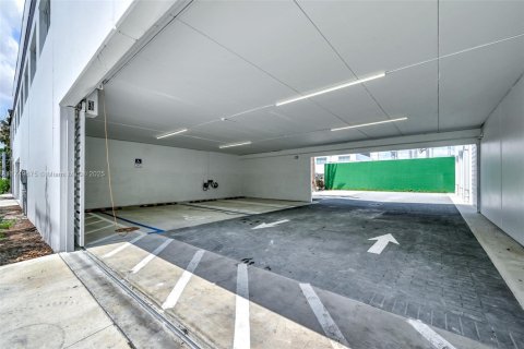 Propiedad comercial en venta en Miami, Florida № 1983252 - foto 6