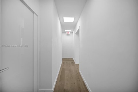 Propiedad comercial en venta en Miami, Florida № 1983252 - foto 28