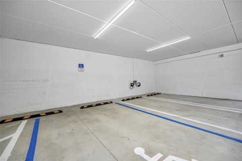 Propiedad comercial en venta en Miami, Florida № 1983252 - foto 10