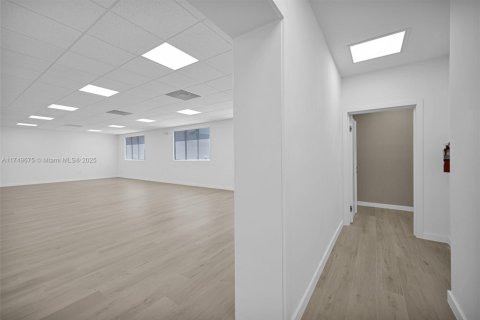 Propiedad comercial en venta en Miami, Florida № 1983252 - foto 23