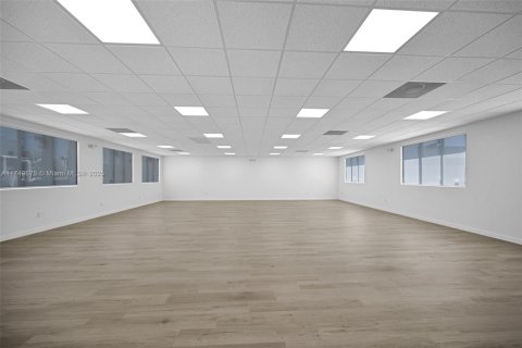Propiedad comercial en venta en Miami, Florida № 1983252 - foto 18