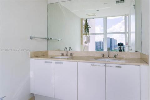 Condo in Aventura, Florida, 2 bedrooms  № 1994278 - photo 16