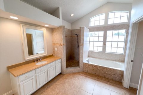 House in Oviedo, Florida 4 bedrooms, 243.68 sq.m. № 2339668 - photo 17