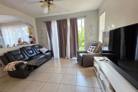 Townhouse in Miami, Florida 3 bedrooms, 179.21 sq.m. № 1998655 - photo 13