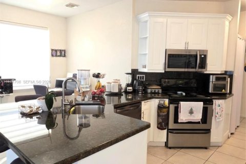 Townhouse in Miami, Florida 3 bedrooms, 179.21 sq.m. № 1998655 - photo 8