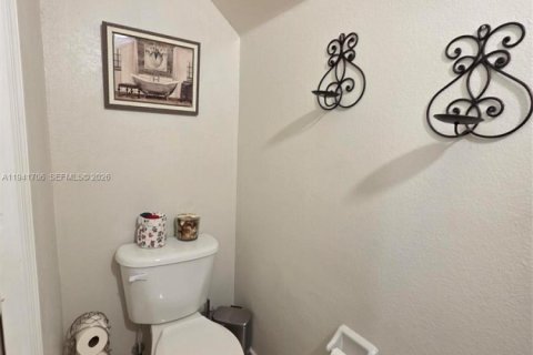 Townhouse in Miami, Florida 3 bedrooms, 179.21 sq.m. № 1998655 - photo 24