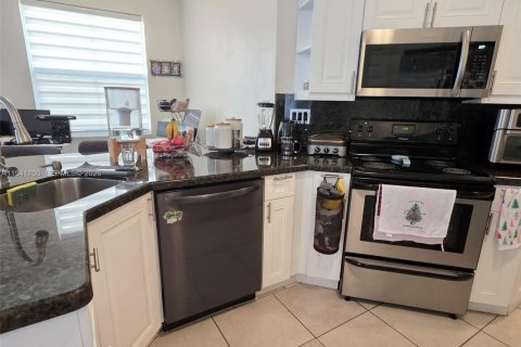 Townhouse in Miami, Florida 3 bedrooms, 179.21 sq.m. № 1998655 - photo 10