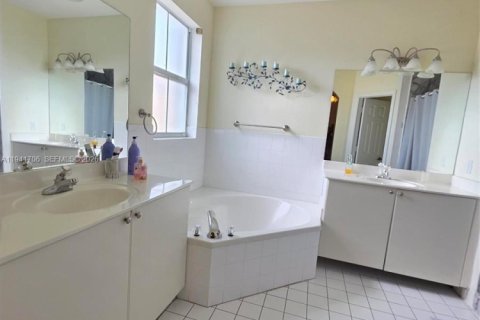 Townhouse in Miami, Florida 3 bedrooms, 179.21 sq.m. № 1998655 - photo 19