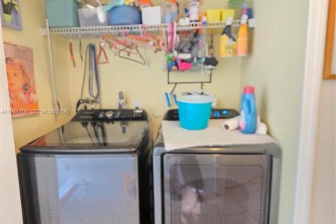 Townhouse in Miami, Florida 3 bedrooms, 179.21 sq.m. № 1998655 - photo 26