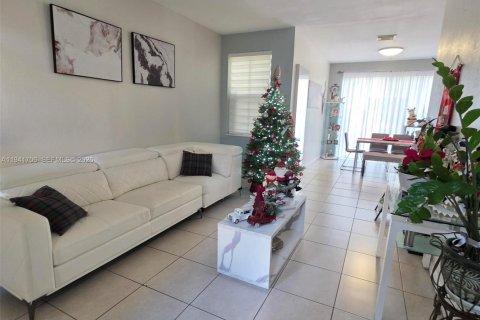 Townhouse in Miami, Florida 3 bedrooms, 179.21 sq.m. № 1998655 - photo 4